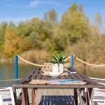 펜션 Ocarujuci Houseboat Na Dunaji *