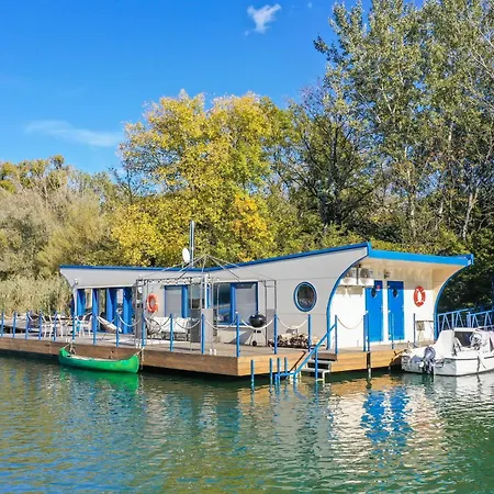 Ocarujuci Houseboat Na Dunaji Bratislava