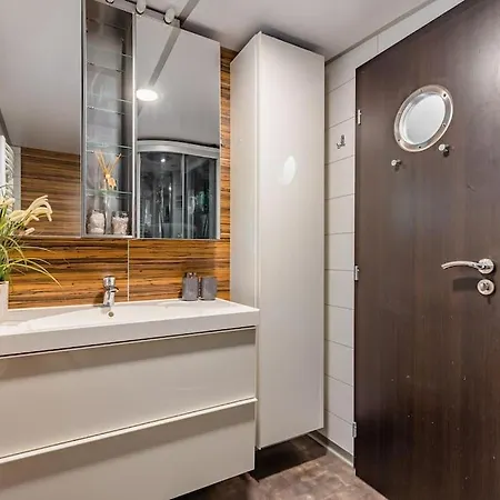 Ferienhaus Ocarujuci Houseboat Na Dunaji *