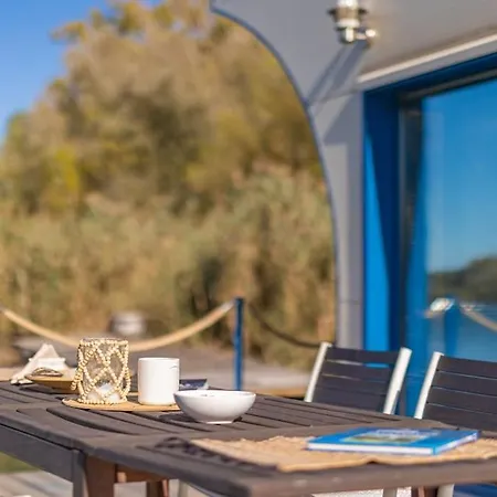Ferienhaus Ocarujuci Houseboat Na Dunaji *
