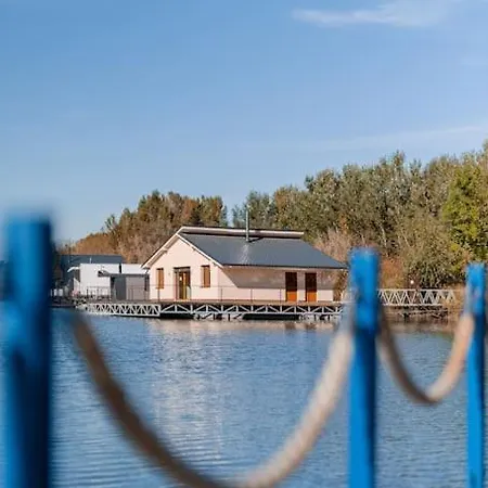 Ocarujuci Houseboat Na Dunaji Dom wakacyjny *