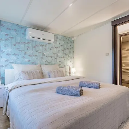 Ocarujuci Houseboat Na Dunaji * Bratysława