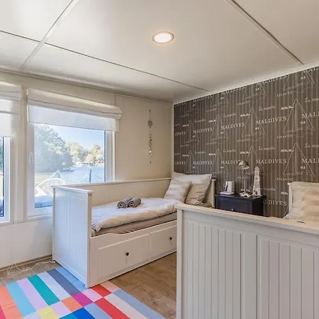 Ocarujuci Houseboat Na Dunaji 브라티슬라바