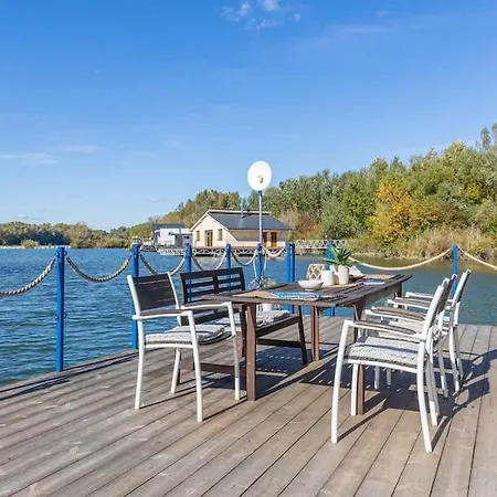 Ocarujuci Houseboat Na Dunaji *