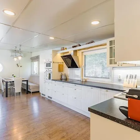 Ocarujuci Houseboat Na Dunaji *