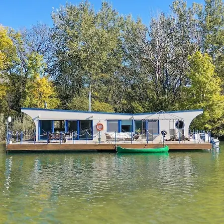 Ocarujuci Houseboat Na Dunaji * Pressburg