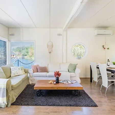 Ocarujuci Houseboat Na Dunaji 別荘