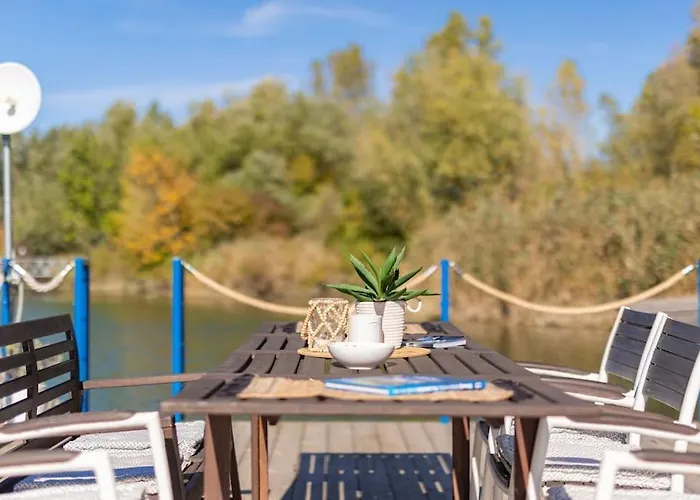 Dovolenkový dom Ocarujuci Houseboat Na Dunaji *