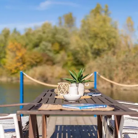 Vakantiehuis Ocarujuci Houseboat Na Dunaji *
