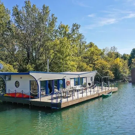 Ocarujuci Houseboat Na Dunaji *