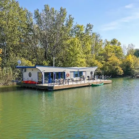 Ocarujuci Houseboat Na Dunaji Bratislava