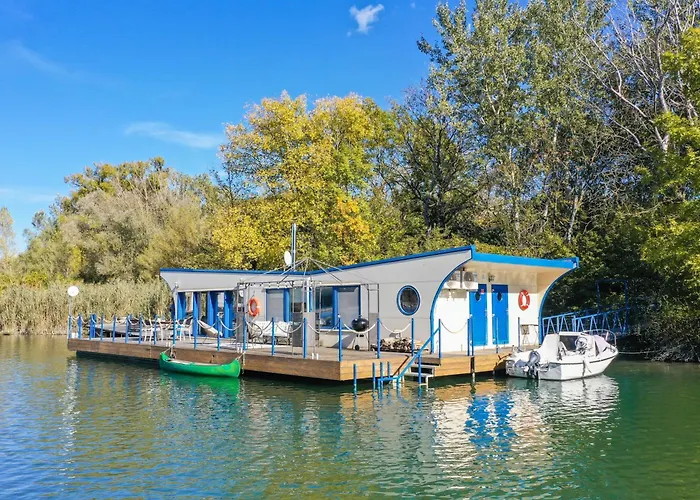 Ocarujuci Houseboat Na Dunaji Bratislava