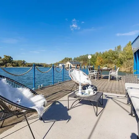 Ocarujuci Houseboat Na Dunaji * Pozsony