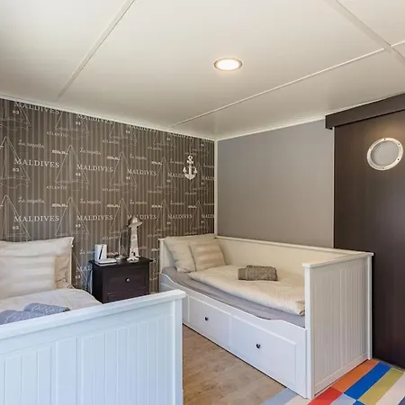 Ocarujuci Houseboat Na Dunaji