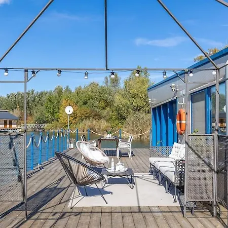 Ocarujuci Houseboat Na Dunaji Holiday home *