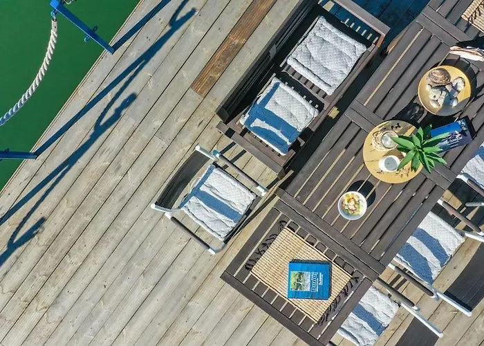 Nyaraló Ocarujuci Houseboat Na Dunaji *
